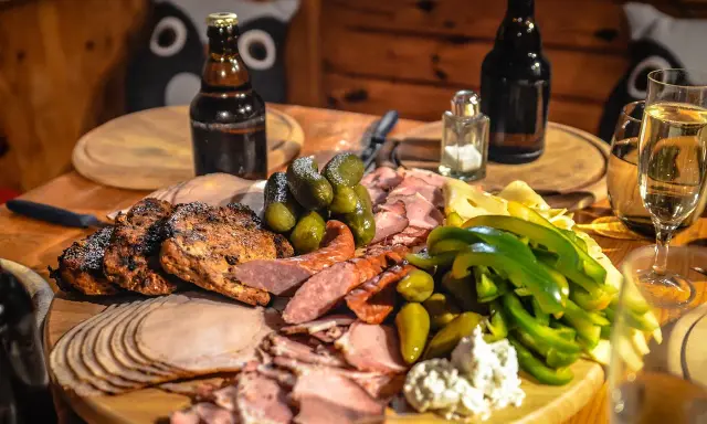 Idealne mięso na imprezę: grillowane kotlety, wędliny, ser, ogórki i papryka.