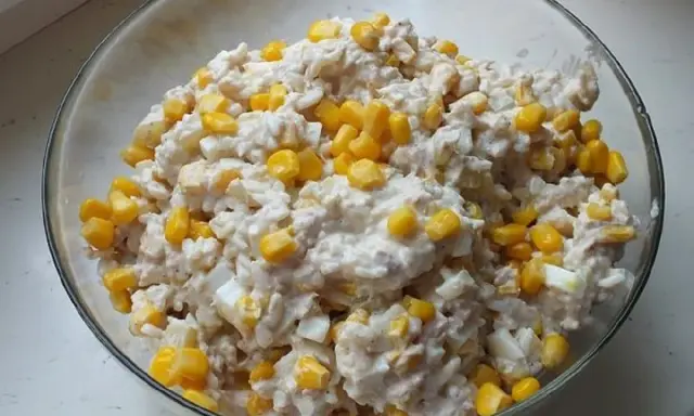 Dietetyczna sałatka z tuńczykiem i ryżem: Przepis na sycący lunch