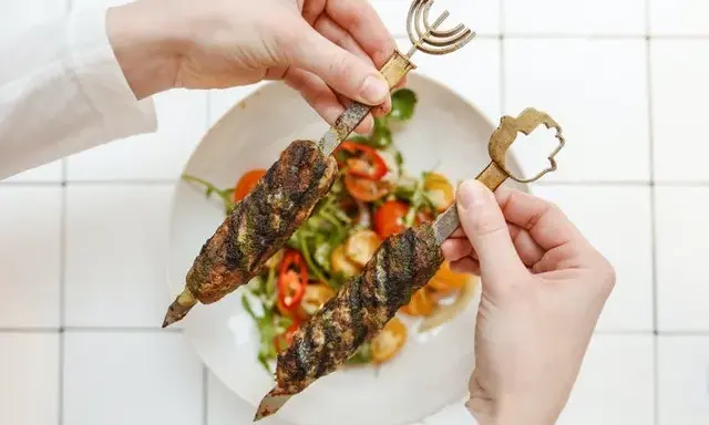 Czy kebab jest ciężkostrawny? Poznaj prawdę o jego wpływie na trawienie
