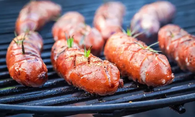 Naciąć czy nie? Kiełbasa na grillu zawsze soczysta i bez pęknięć