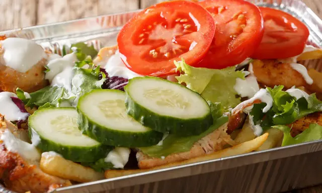 Kapsalon z serem: Ile kalorii? Jak jeść i nie przytyć?
