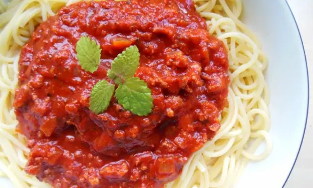 Jak zrobić spaghetti z mięsem mielonym i sosem w prosty sposób