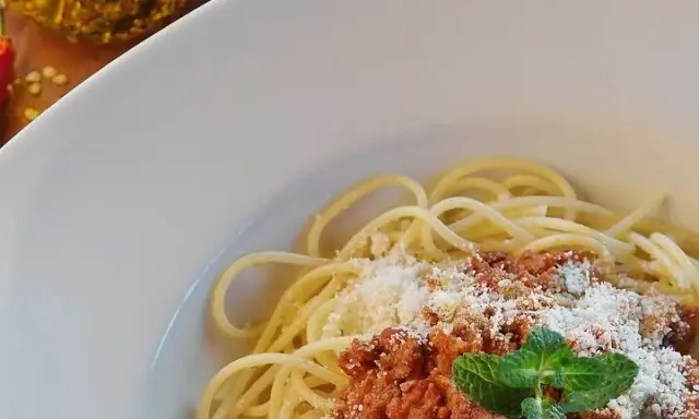 Ile kalorii ma sos do spaghetti z mięsem mielonym? Sprawdź teraz!