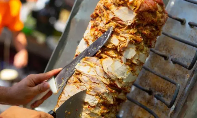 Ile kalorii ma kebab z kurczakiem? Zaskakujące różnice w kaloryczności