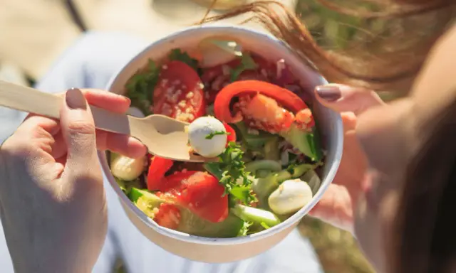 Sałatki do pracy: Szybkie przepisy i triki na lunch bez odgrzewania