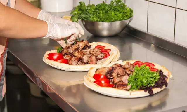 Kebab na talerzu: Jaka gramatura mięsa jest uczciwa? Sprawdź!