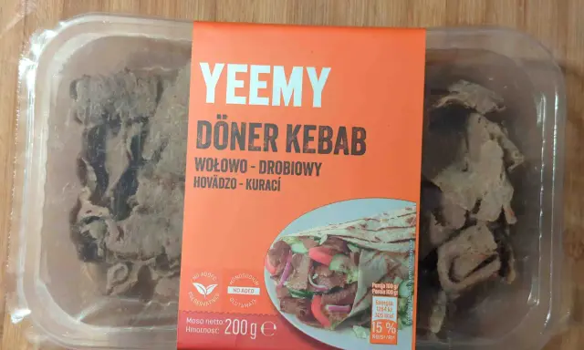 Opakowanie kebaba z wołowiny z widocznym mięsem i etykietą z informacjami o produkcie.