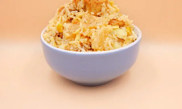 Sałatka z ryżem, kurczakiem, ananasem i curry: Klasyka, która się uda