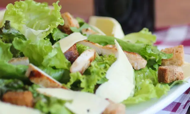 Domowy sos Cezar bez anchois: Odkryj sekret smaku umami!