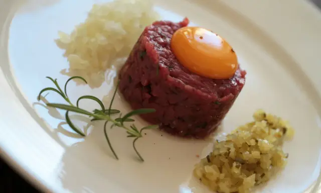 Tatar w burgerowni: Czy jest bezpieczny? Sprawdź, zanim zjesz!