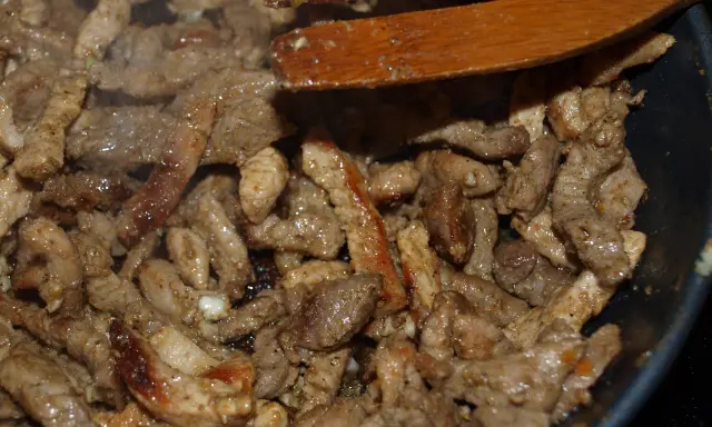 Domowy gyros z szynki: przepis na soczyste mięso. Czy to możliwe?