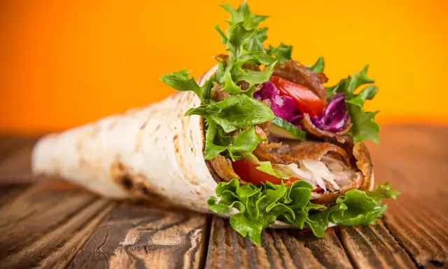 Kebab na kacu? Zobacz, co naprawdę pomoże i czego unikać!