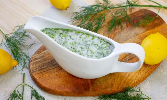 Idealny sos koperkowy do ziemniaków z ogniska: przepis i porady