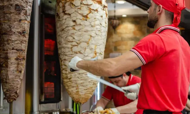 Nieświeży kebab? Rozpoznaj sygnały i chroń swoje zdrowie!