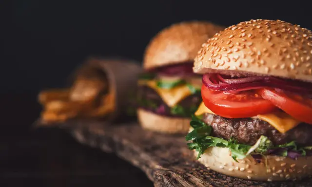 Jak zrobić idealny smash burger? Chrupiąca skorupka z żeliwa!