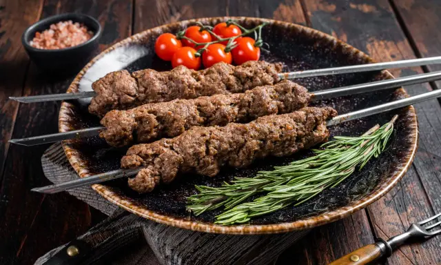 Kebab jakie mięso wybrać? Odkryj najlepsze opcje dla siebie