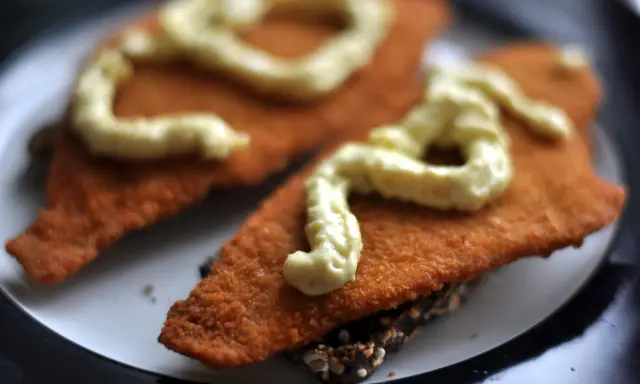 Idealny sos remulada? Zrób go sam! Przepis do ryb i hot dogów