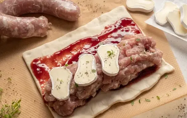 Kiełbasa w cieście - prosty przepis, który zaskoczy Twoich gości