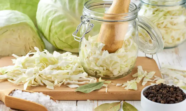 Kebab: Kapusta kiszona czy marynowana? Sekrety smaku i zdrowia