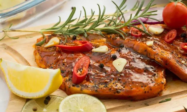 Jak zrobić sos z karkówki, który zachwyci smakiem i aromatem