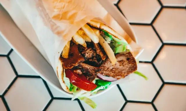 Sos mieszany w kebabie na cienkim cieście: Ile kalorii ukrywa?