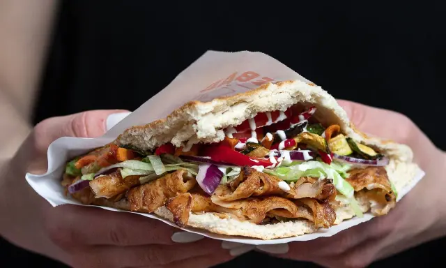 Kebab w bułce czy tortilla - co wybrać dla zdrowszego posiłku?