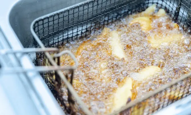 Jak sprawdzić temperaturę oleju bez termometru? 4 domowe triki!