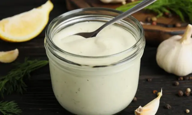 Aioli bez jajek: Jak zrobić kremowy sos czosnkowy krok po kroku?