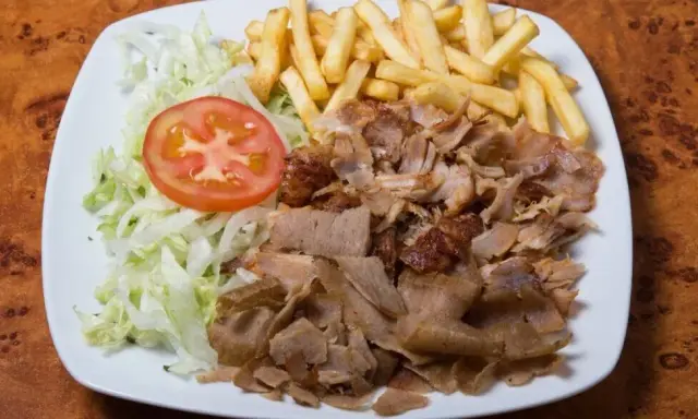Z czego jest kebab? Odkryj składniki i tajemnice tego dania