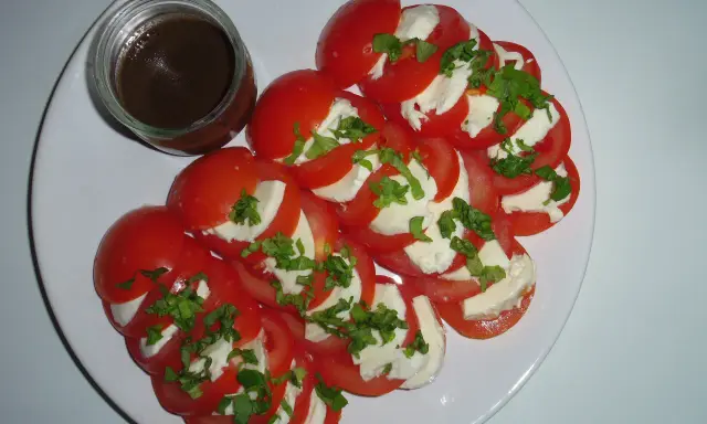 Pomidory z mozzarellą jaki sos – najlepsze przepisy na pyszne dodatki