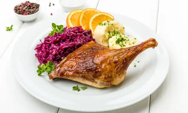 Pieczona kaczka z purée ziemniaczanym, czerwoną kapustą i pomarańczą. Idealna marynata do kaczki sprawia, że mięso jest soczyste i aromatyczne.