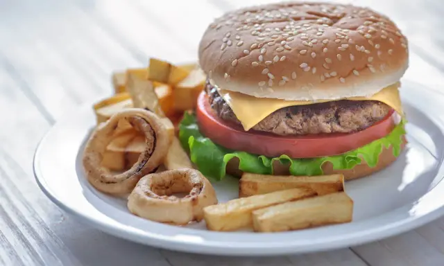 Dlaczego fast food jest słony? Smak, biznes i Twoje zdrowie.