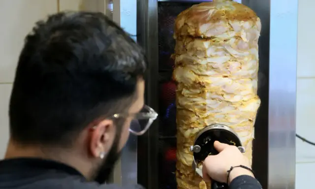 Co jesz w kebabie? Prawdziwy skład mięsa i ukryte dodatki