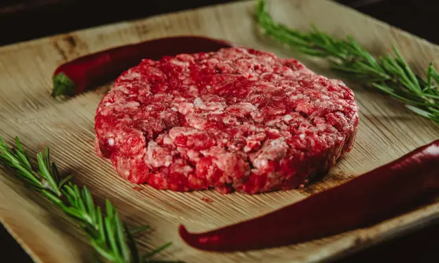 Wołowina Angus w burgerze: Czy warto dopłacać za premium?