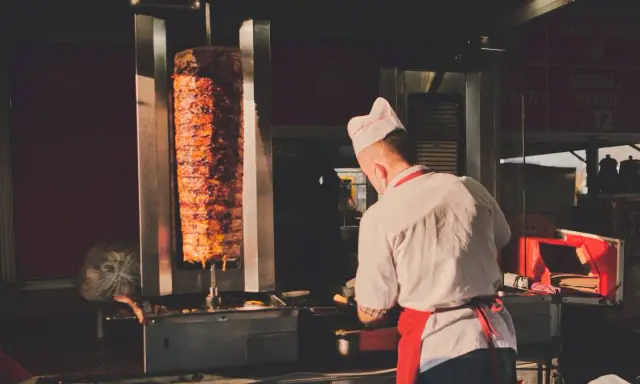 Ile kosztuje kebab w Niemczech? Zaskakujące ceny w miastach
