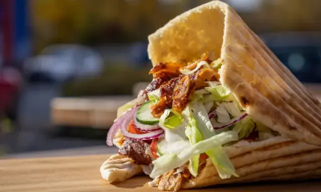 Jak wygląda kebab w Turcji? Odkryj wyjątkowe smaki i style serwowania