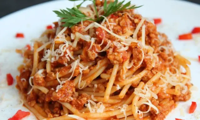 Jak zrobić sos do spaghetti z przecieru - łatwy przepis na pyszny smak