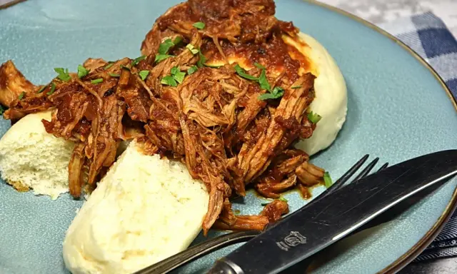 Pulled pork z piekarnika: Jak zrobić idealnie soczyste?