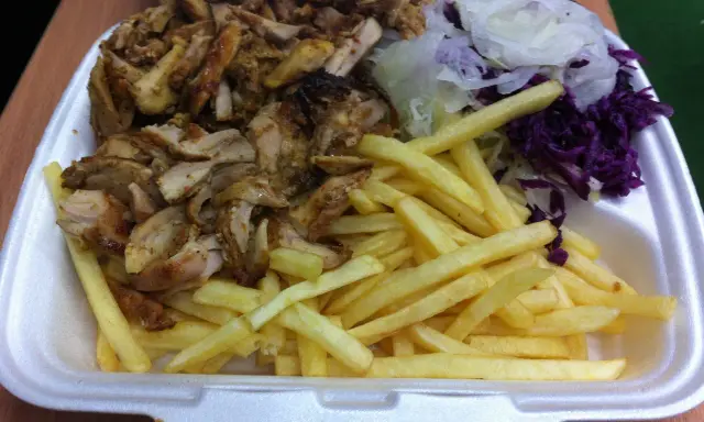 Gyros czy Kebab? Rozwiej wątpliwości! Różnice w mięsie i sosach
