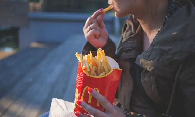 Frytki: pieczone vs. smażone ile kalorii? Porównanie i triki
