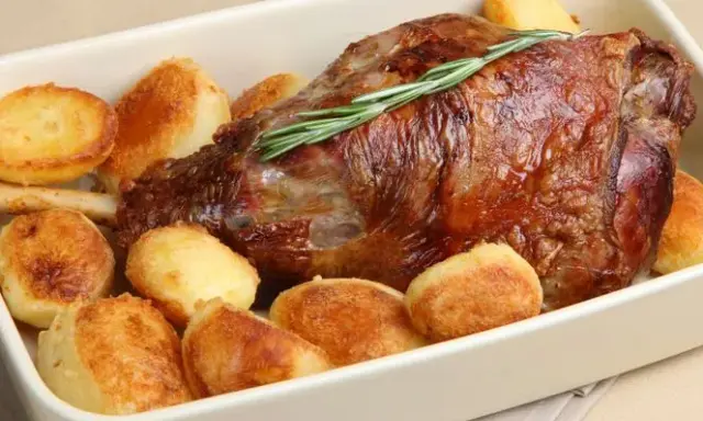 Jak zamarynować udziec jagnięcy, by uzyskać soczyste i aromatyczne mięso