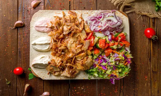 Shoarma a kebab: czy wiesz, co naprawdę jesz? Kluczowe różnice!