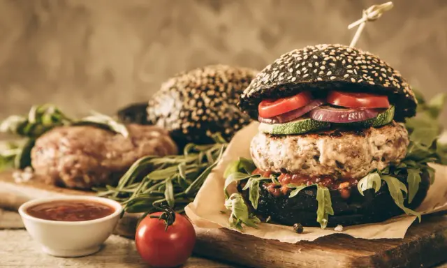 Jak uniknąć kurczenia burgerów? Sekrety soczystych kotletów