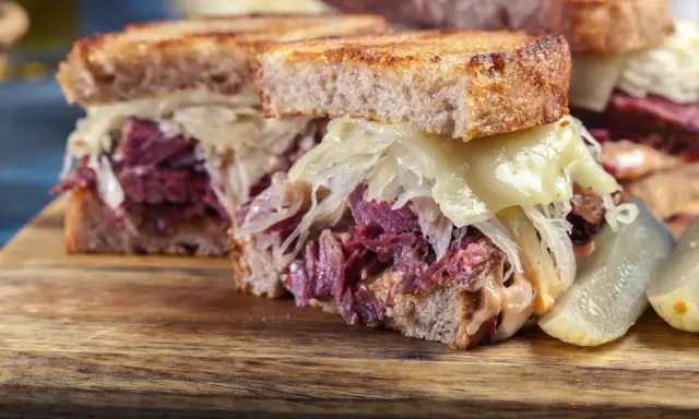 Pastrami: Co to jest, z jakiego mięsa i jak powstaje? Pełny przewodnik