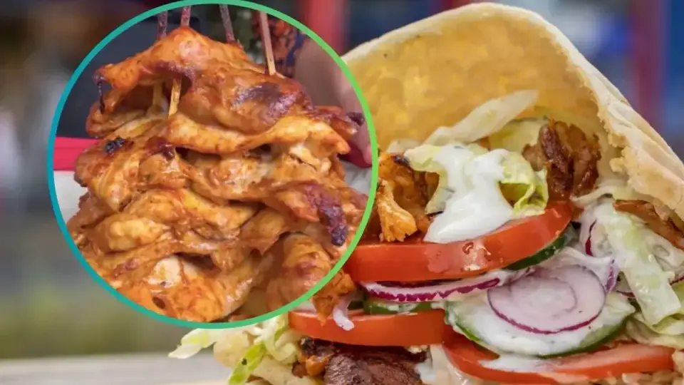 Soczyste, przyprawione mięso do kebaba, obok gotowy kebab z warzywami i sosem. Idealny na szybki posiłek.