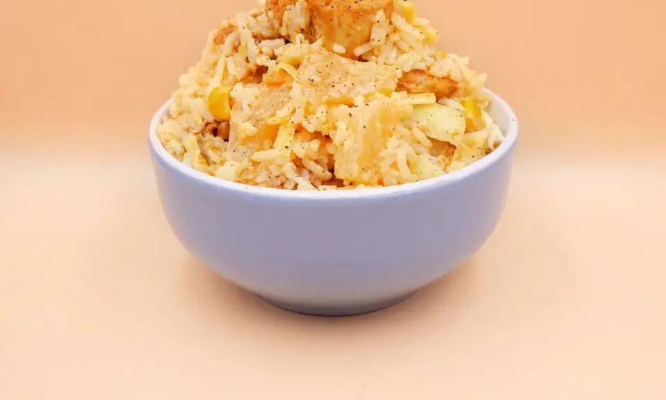 Sałatka z ryżem, kurczakiem, ananasem i curry: Klasyka, która się uda