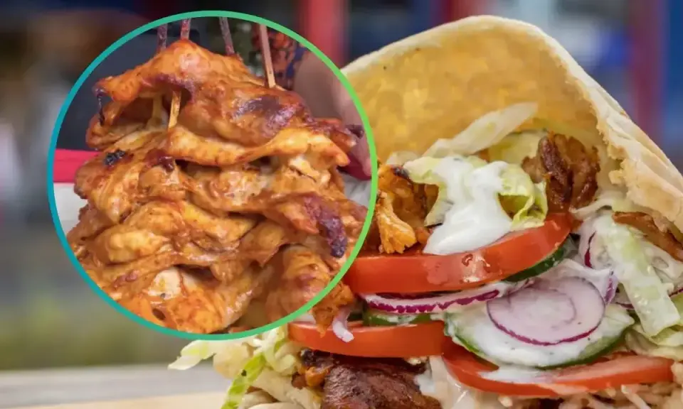 Soczyste, przyprawione mięso do kebaba, obok gotowy kebab z warzywami i sosem. Idealny na szybki posiłek.