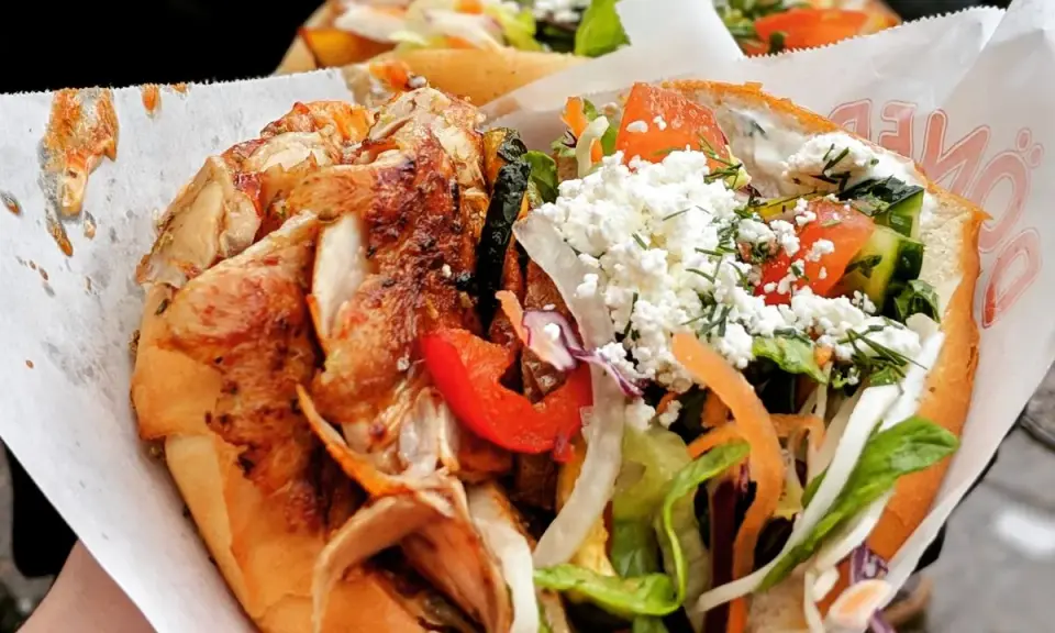 Kebab w cieście: Ile kalorii i jak go odchudzić? Poradnik.
