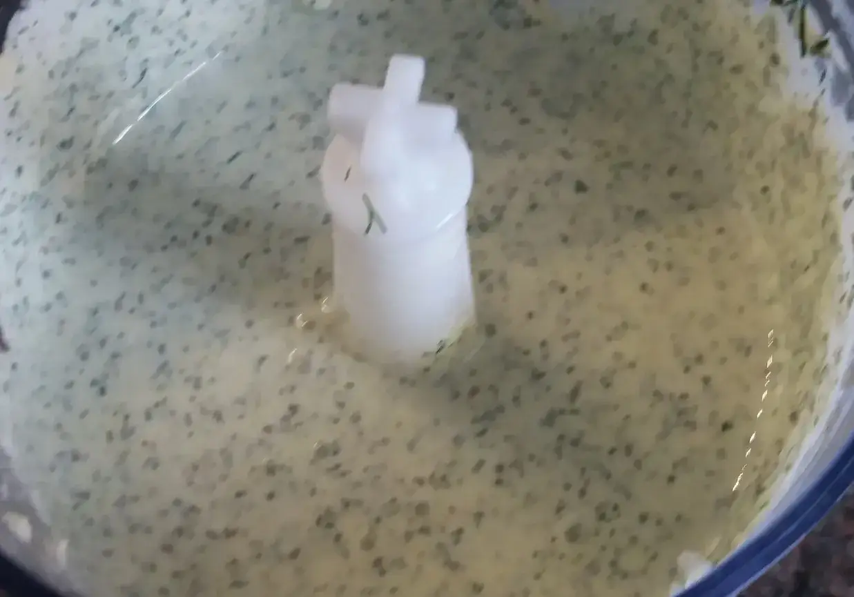Składniki do ratowania gorzkiego sosu (cytryna, miód, jogurt, zioła)