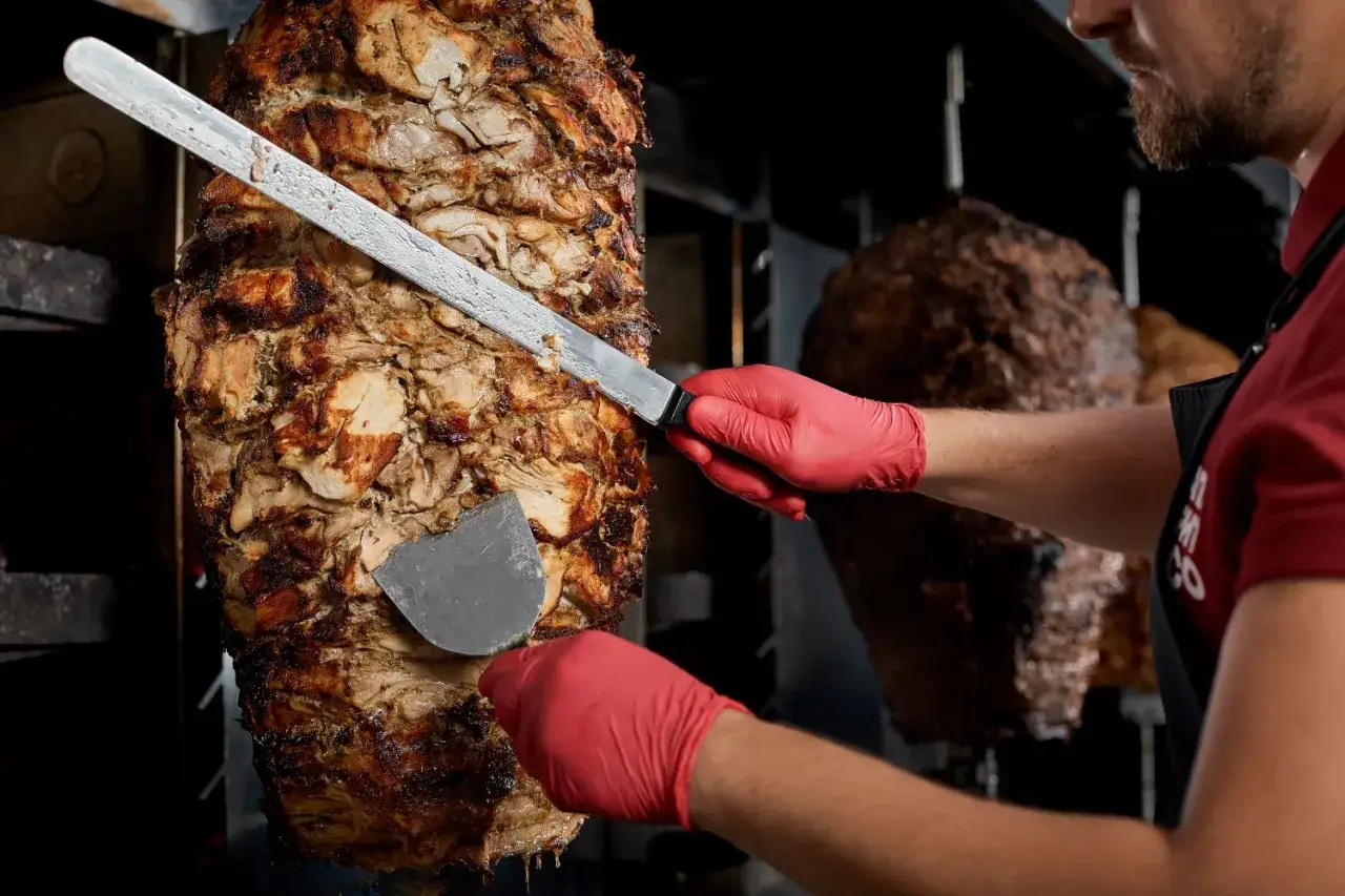 różne rodzaje mięsa na rożnie kebabowym